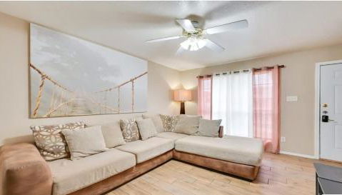 Modern 2BR Stay with Large Parking Pet Friendly - Foto 2