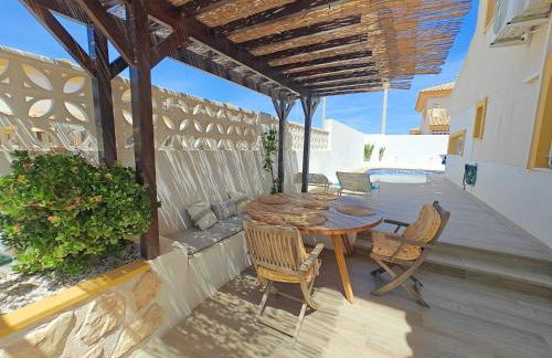 Dúplex mediterráneo con piscina y cenador - Foto 1