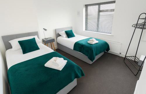 Large Home - Free Parking-WiFi By Hinkley Homes Short Lets & Serviced Accommodation - Photo 9