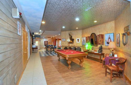Redbud Keep - Unique Features, Movie Set Decor, Grill, Wifi, Family Friendly, Hiking, Billiard Table, Movie Theater Room, Fireplace, Golfing, View, 2 King Beds - Foto 64