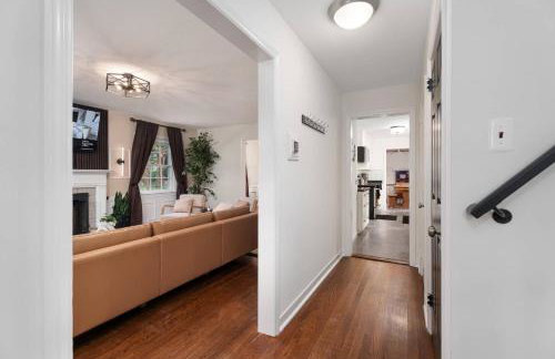 Exclusive Lux Home Near Town • Game Rm • Gym • 4BR - Photo 71