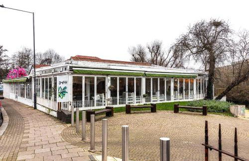 Luxurious 2 bedroom flat with parking and garden, 5 mins walk to train station and bus stop opposite property - Foto 32