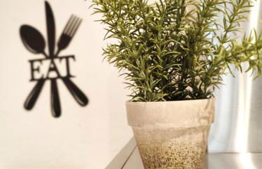 Flair-Apartments 'Apartment nähe Schlosspark', 300 m Bahnhof, Innenstadt Bad Salzuflen Stadtteil Schötmar, für Urlaub oder Geschäftsreise, separater Eingang, 24 Std Check-in,WLAN, Streaming-Fernseher, Küche, Regendusche, Doppelbett, 2 Schlafsofa - Foto 21