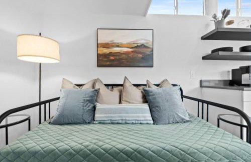 Spacious and Bright with Deck Walkable to 6th St - Foto 7