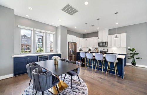 Luxury Downtown Home with Rooftop Deck And Skyline View - Photo 26