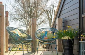 Peaceful Stylish Entire Apartment - Views, Gardens, Firepit, Balcony - Photo 37