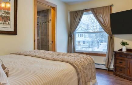 Mins to Hunter Mountain • Sleeps 36 • Pool Spa Games Bar Cozy Peaks Lodge by AvantStay - Foto 43