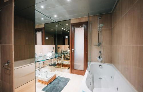 Luxury 2 bedrooms, Private Heated Pool - EHHouse - Photo 5