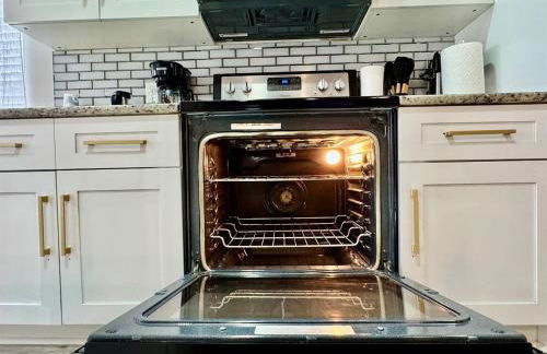 Modern 4BR 2BA with pool in gated community - Foto 9