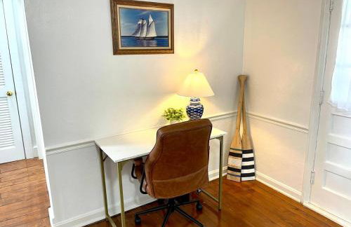 Coastal Cape Cod w/ King Bed, Game Room, & Bikes! - Foto 10