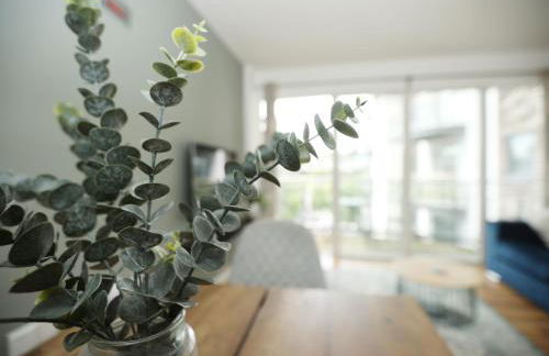 2 bedroom Apartment In Cardiff Bay with Private Parking By N And N Stays, perfect for corporate and leisure stays, long stays welcome, Scafollding currently on building, does not affect the apartment - Photo 12