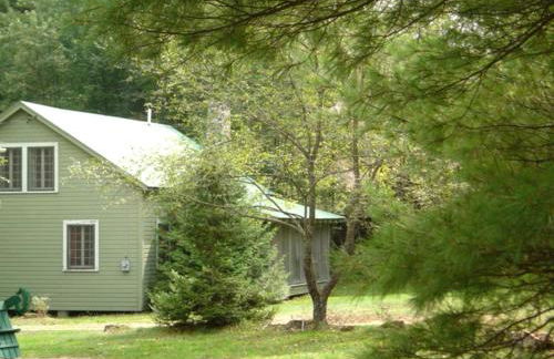 Nestled Camping Cabin Rental Overlooking Lake near Glens Falls, New York - Foto 1