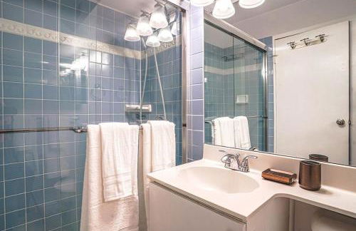 Tranquil 2BR downtown condo, Parking, King bed - Foto 16