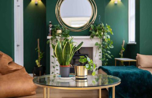 The Lymington Hub Slps 13 hot tub/chef/spa - Photo 36