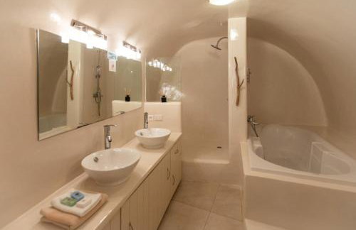 Sunset View Villa Santorini - with Outdoor Jacuzzi - Photo 16