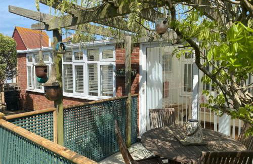 Shoreline hideaway - next to the beach - Foto 14