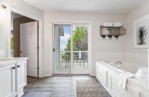 Spacious A-Frame with Lake Michigan Views & Hot Tub-Family Friendly - Foto 40