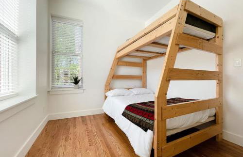 Historic 1900s Townhome with a Modern Flair - Foto 31