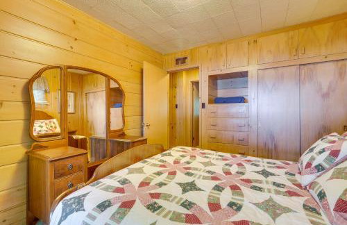 Waterfront Torch Lake Cottage with Dock and Fire Pit! - Foto 18