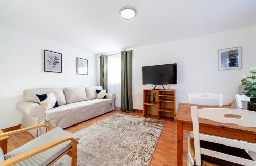 Bright 2BR flat off trendy Chiswick High Road - Photo 5