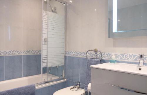 luxury modern apartment with terrace, pool and garage! - Photo 18