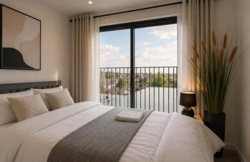 Luxurious & Elegant 6-Bed House - Photo 29