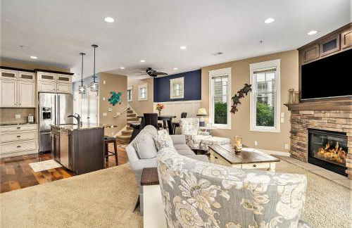 Lake front condo with pool access walking distance to downtown Saugatuck - Foto 14