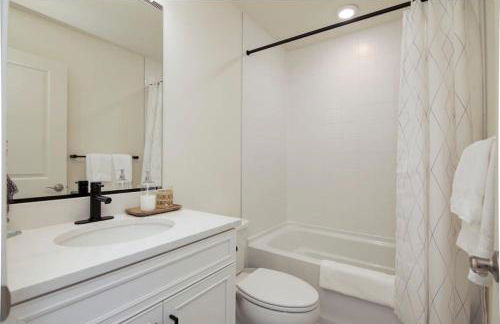 New Intown Waterfront Townhome wPool & Location - Foto 9