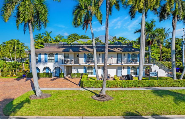 Le Monaco - Romantic 1 BR Condo Steps from 5th Ave S. Chic Coastal Retreat with King Bed and Beach Access. Perfect Location for Couples Near Dining, Shopping, and Naples Beach - Photo 22