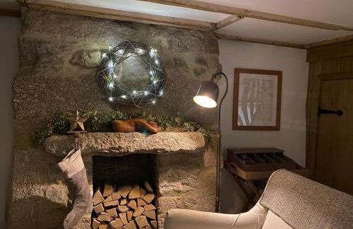 The Old Gallery - Charming Coastal Escape For Two - Photo 46