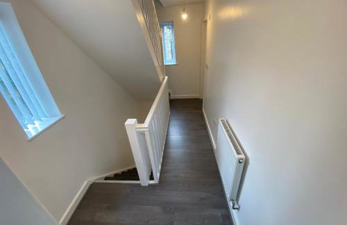 3- Bedroom House -Private Parking - contractors welcome- 2 Min M62 - Foto 24