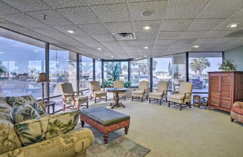 Sleek Beachfront Getaway with Community Perks! - Foto 24