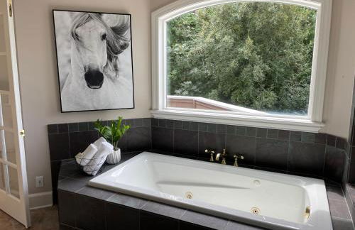 Cascadia Family Mansion, Hot Tub, Game Room, Gym! - Foto 28