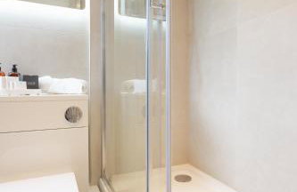 Newly Designed, 2br Apt, 5min from Northwood London Tube Station, NATO HQ, Ideal for Wembley, Warner Studio, Contractors - Foto 15