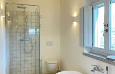 The Boathouse, at the lake - Photo 18