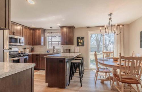 4BR 2BA Dog Friendly 3 Kings Walk to Lambeau - Foto 3