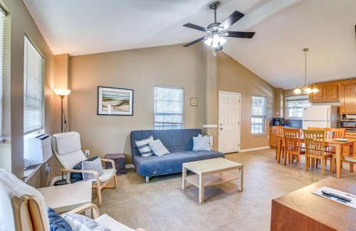 Walk to Shore Crystal Beach Home with Deck! - Foto 6