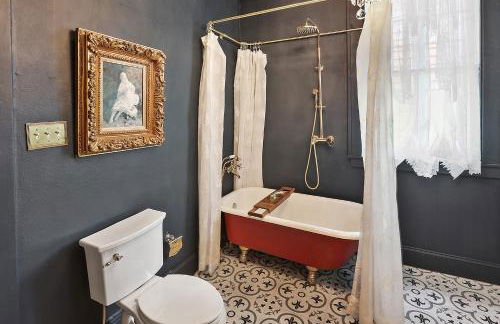 Elegant Renovated House With Relaxing Courtyard - Near FQ - Foto 23