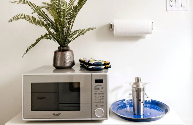 Gather Around the Mid-century Table at a Tranquil Haven - Foto 14