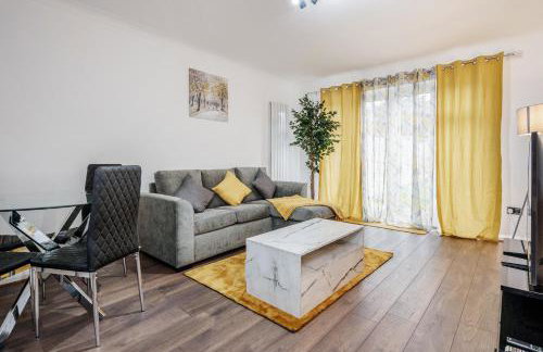 Lovely House in Dagenham / Barking with free parking, WiFi & Garden - Foto 1