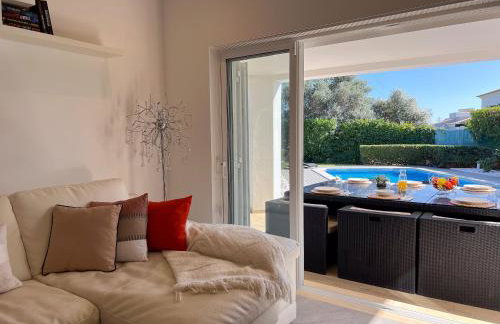 Beautiful 4-Bedroom Villa with Garden and Pool - Foto 10