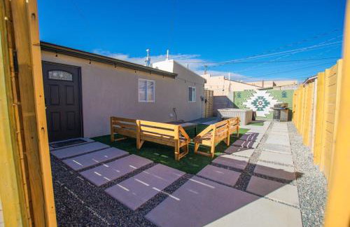 Sage Suite at ArnoTriplex! Private Hot Tub-Close to Downtown-Pet Friendly-No Pet Fee! - Photo 4