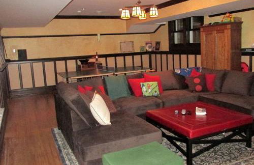 Amazing Villa Rental near Lake Michigan for Family or Group Glamping Vacations in Sheboygan, Wisconsin - Photo 2