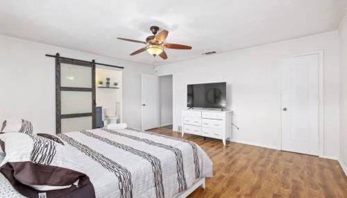 Newly remodeled 5BR 3BA w/pool 16 ppl - Photo 3