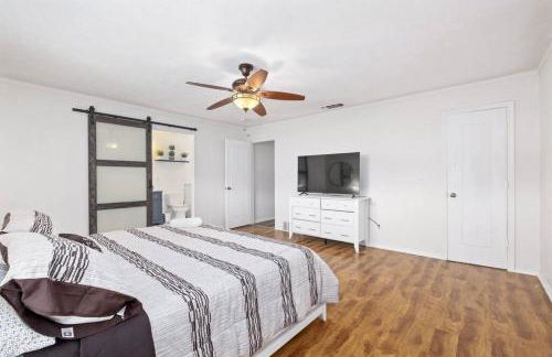 Newly remodeled 5BR 3BA w/pool 16 ppl - Photo 3