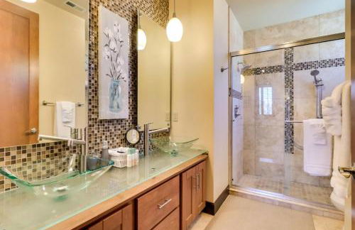 Walk Downtown Stunning Condo with Attached Garage - Foto 18