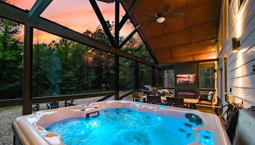 NEW Farmhouse-Chic Cabin with Hot Tub & Firepit - Foto 2