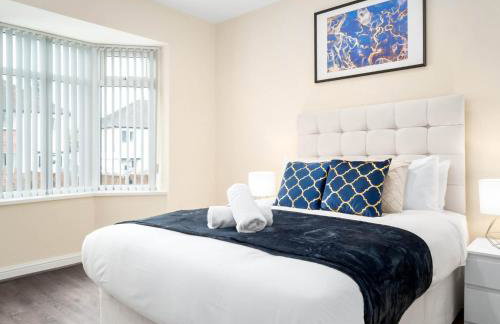 Four Bed House - Sleeps 7 - Garden - Parking - Smart TV 6COK - Photo 2