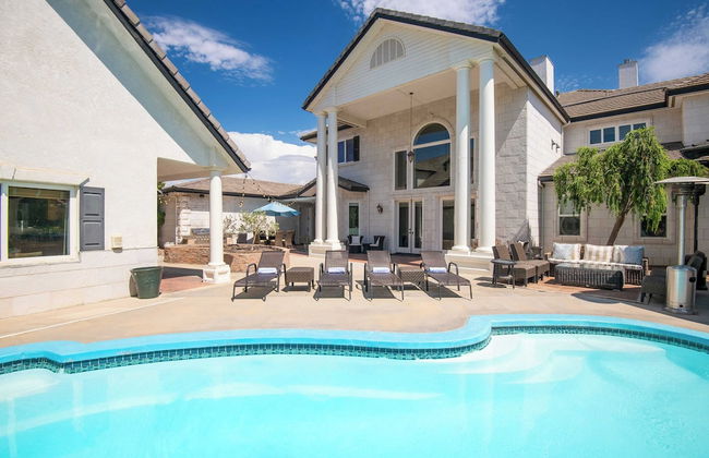 Grand Contento by Avantstay Extraordinary Estate w/ Pool & Movie Room - Photo 38