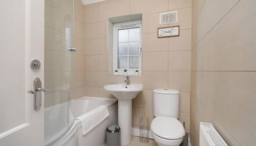 Family-Friendly 4-Bed near Parks & Transport Links - Foto 5